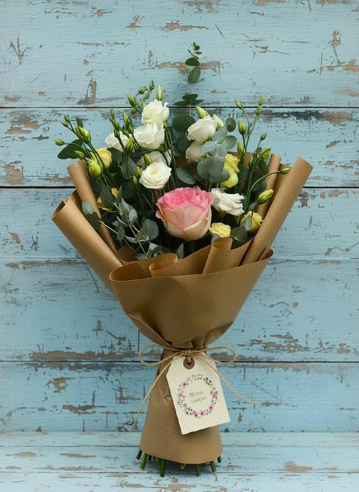 Букет цветов из: Розы и Лизиантусы в Эльбрусский