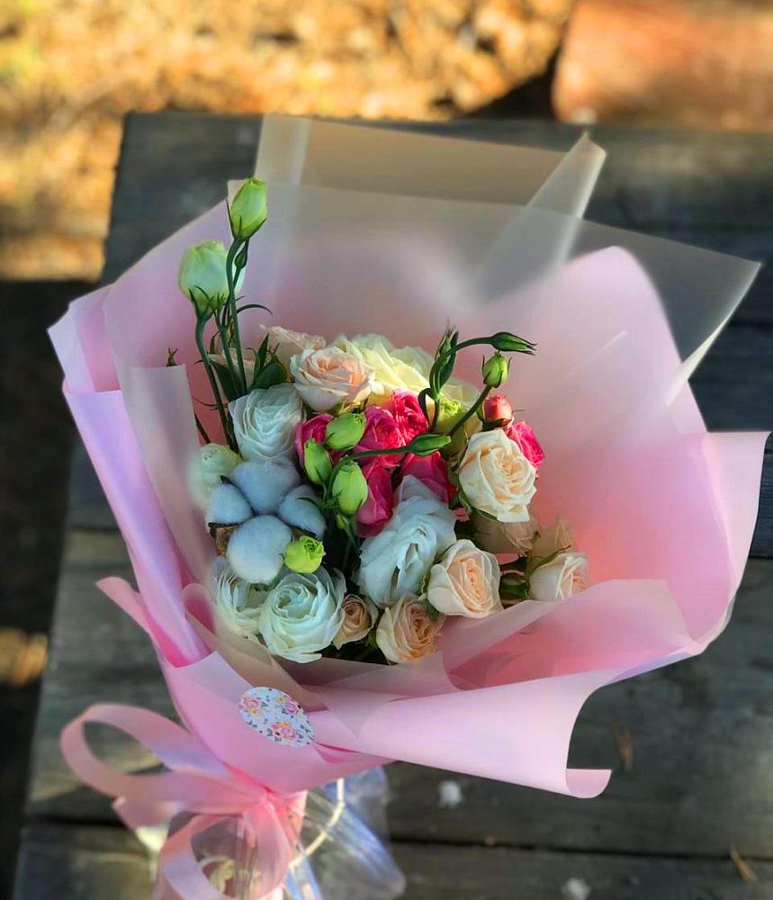 Букет цветов из: Розы и Лизиантусы в Эльбрусский