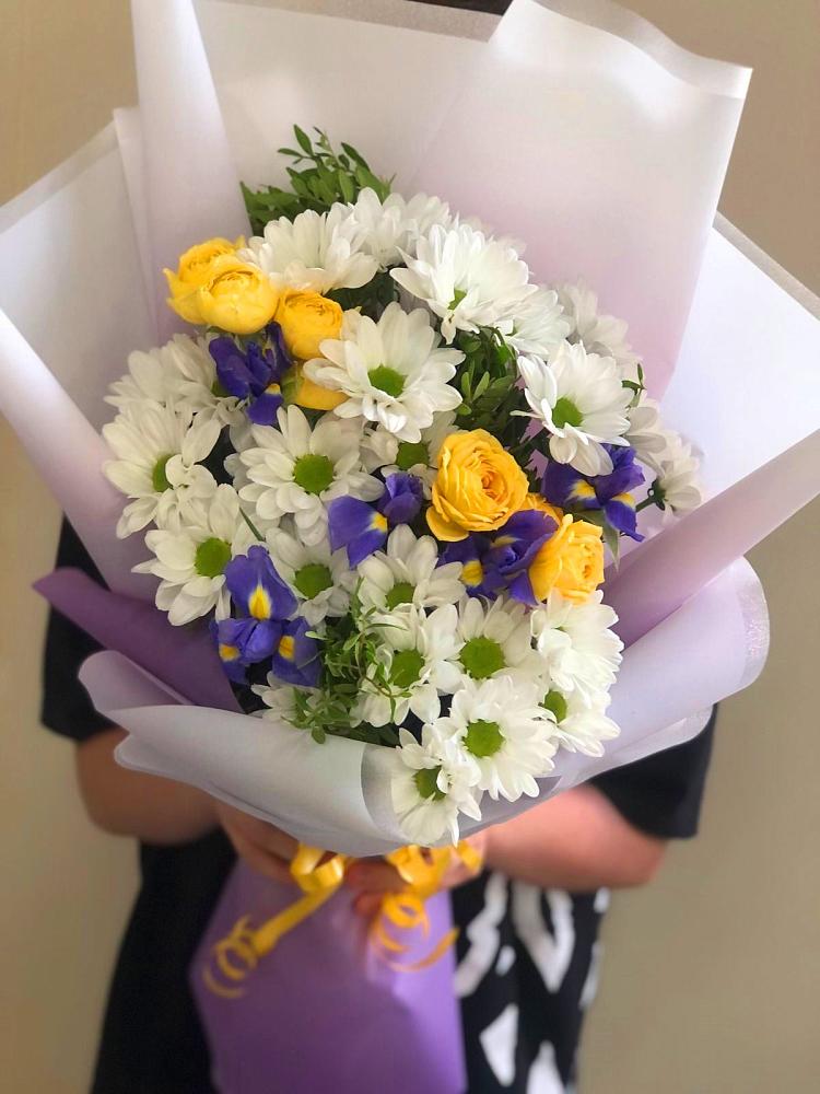 Букет цветов из: Ирисы, Хризантемы и Розы в Эльбрусский