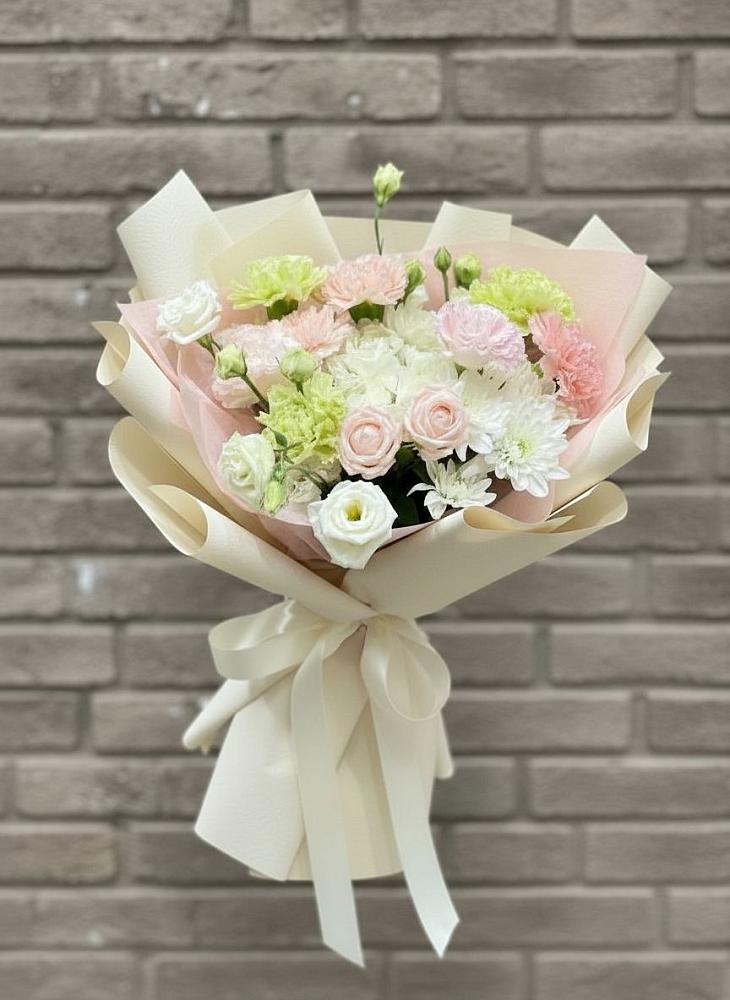 Букет цветов из: Гвоздики, Розы, Лизиантусы и Хризантемы в Эльбрусский
