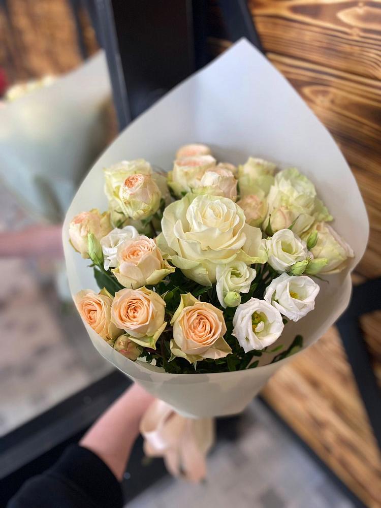 Букет цветов из: Розы и Лизиантусы в Эльбрусский